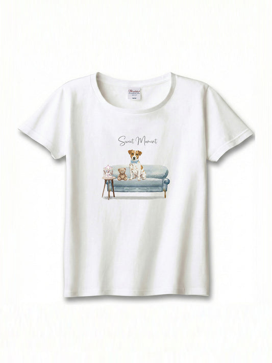 ジャックラッセルテリア（ホワイトタン）がプリントされた「ソファーで遊ぶ犬」Tシャツ