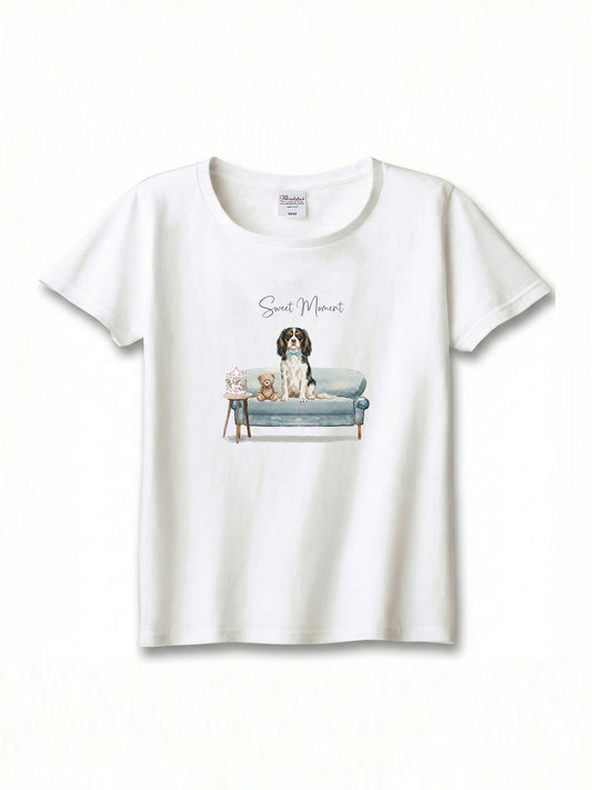 キャバリア（トライ）がプリントされた「ソファーで遊ぶ犬」Tシャツ