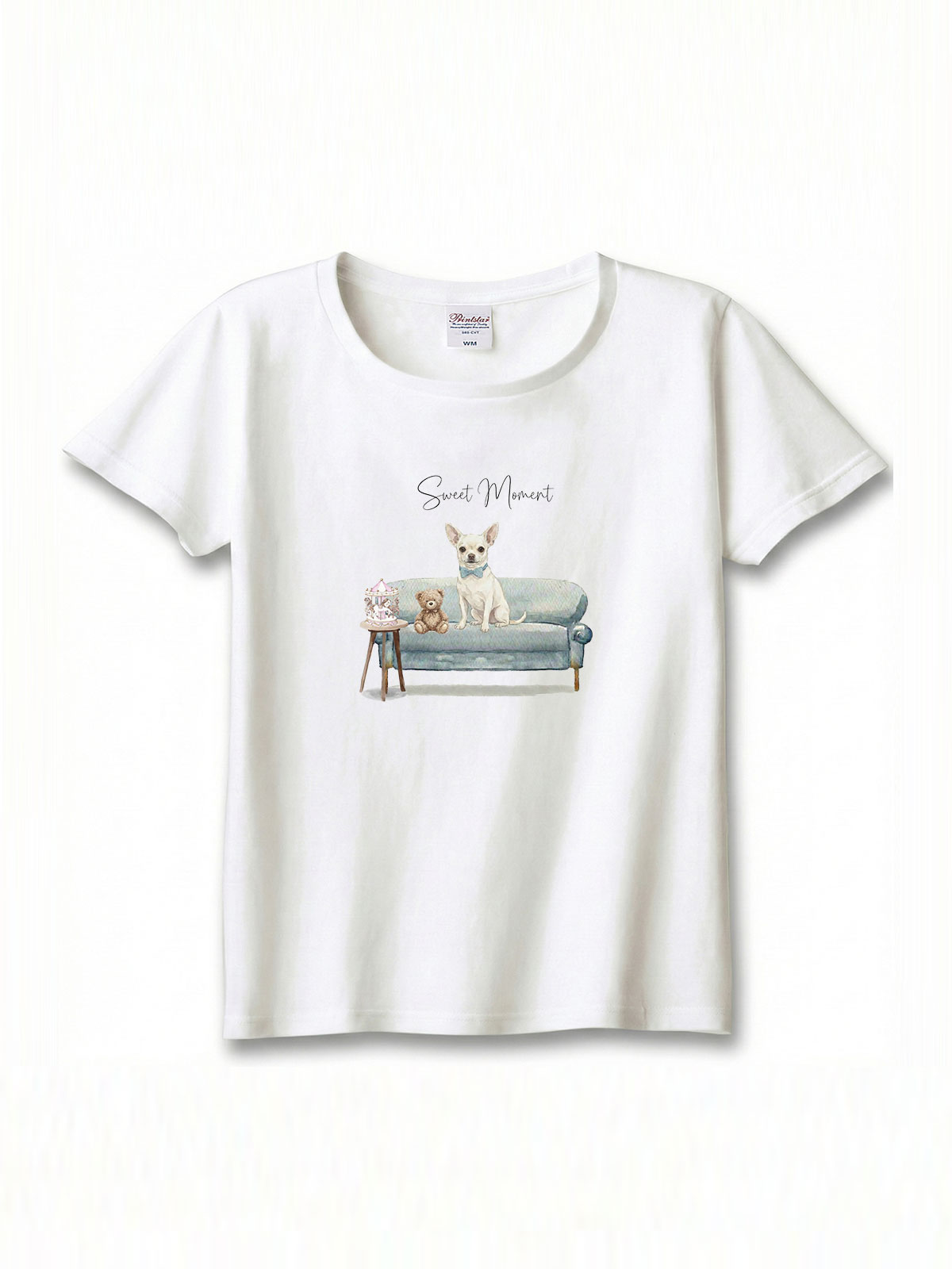 スムースコートチワワ（ホワイトクリーム）がプリントされた「ソファーで遊ぶ犬」Tシャツ