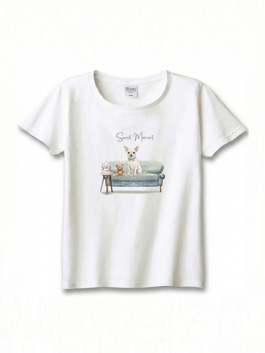 スムースコートチワワ（ホワイトクリーム）がプリントされた「ソファーで遊ぶ犬」Tシャツ