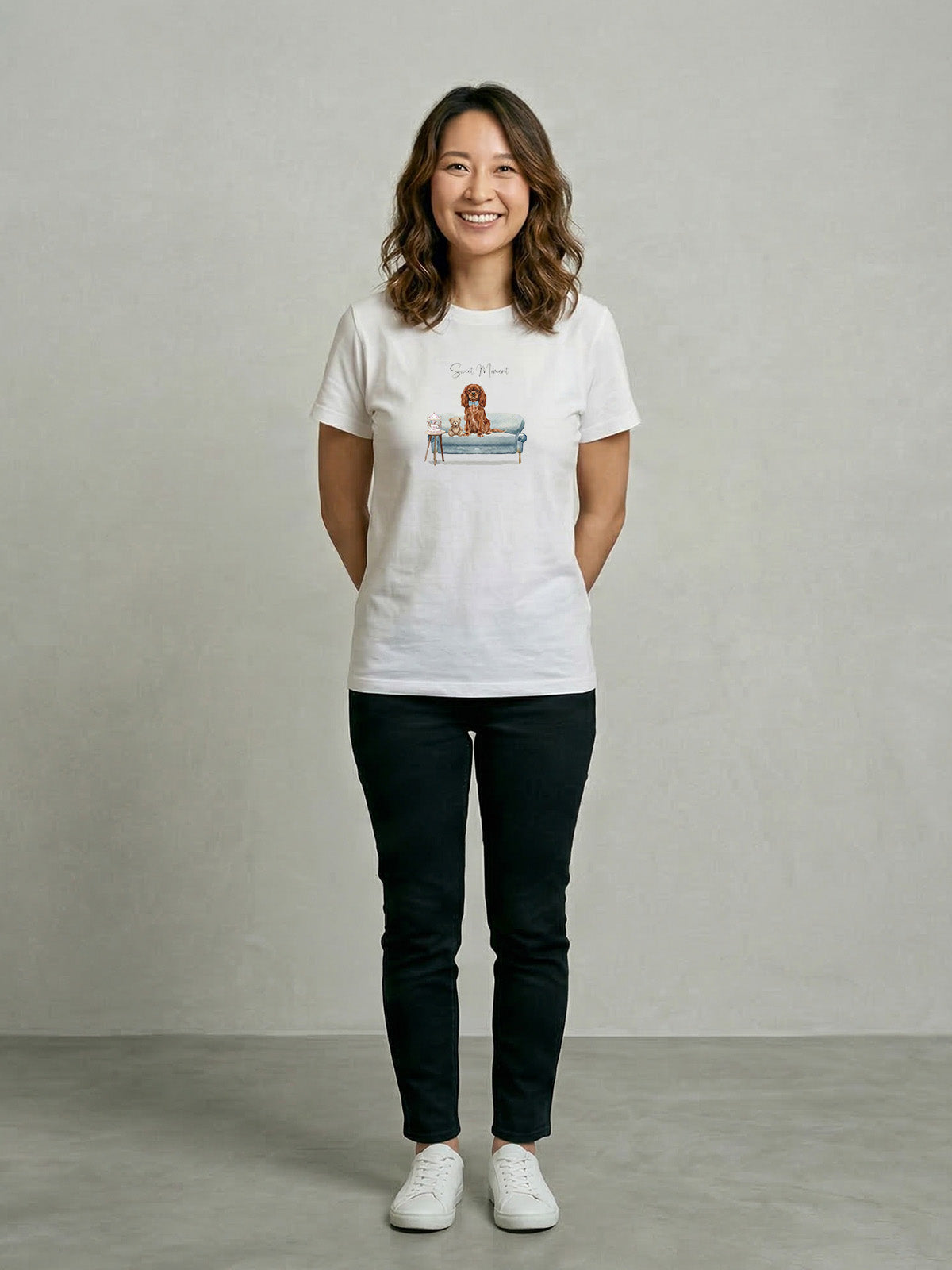 キャバリア（ルビー）がプリントされた「ソファーで遊ぶ犬」Tシャツの着画