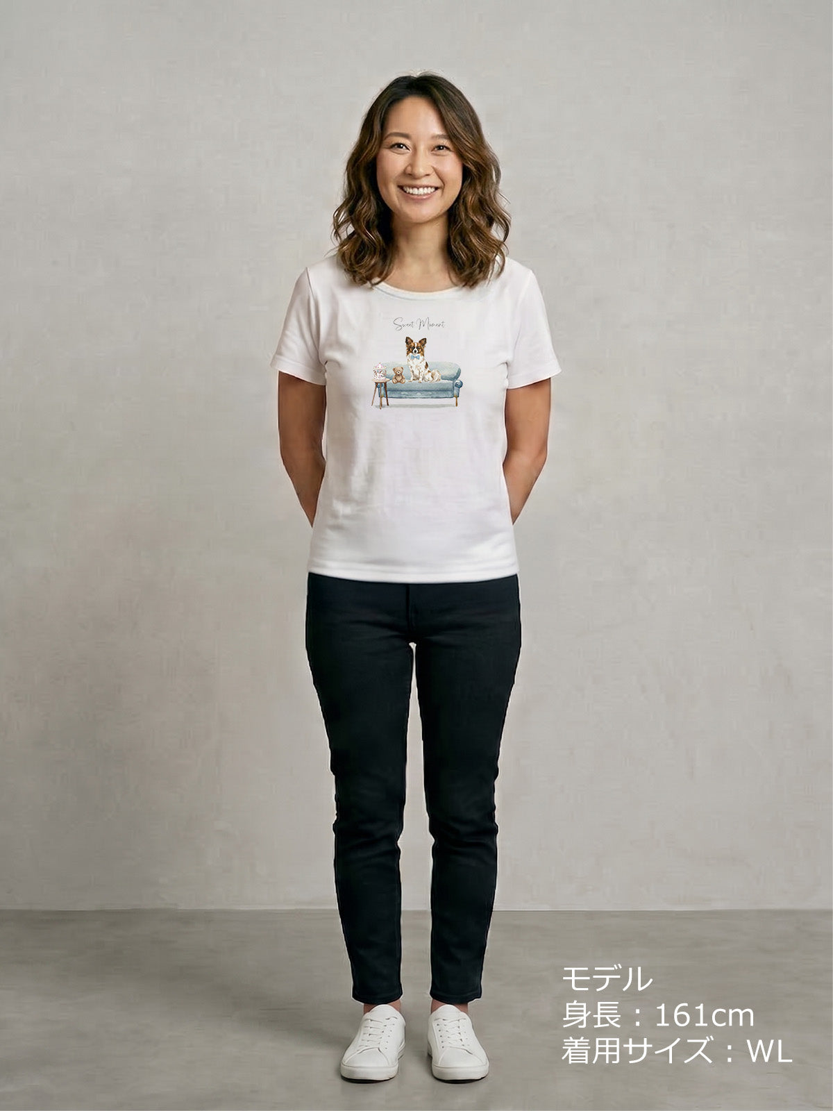 パピヨン（ホワイトセーブル）がプリントされた「ソファーで遊ぶ犬」Tシャツの着画