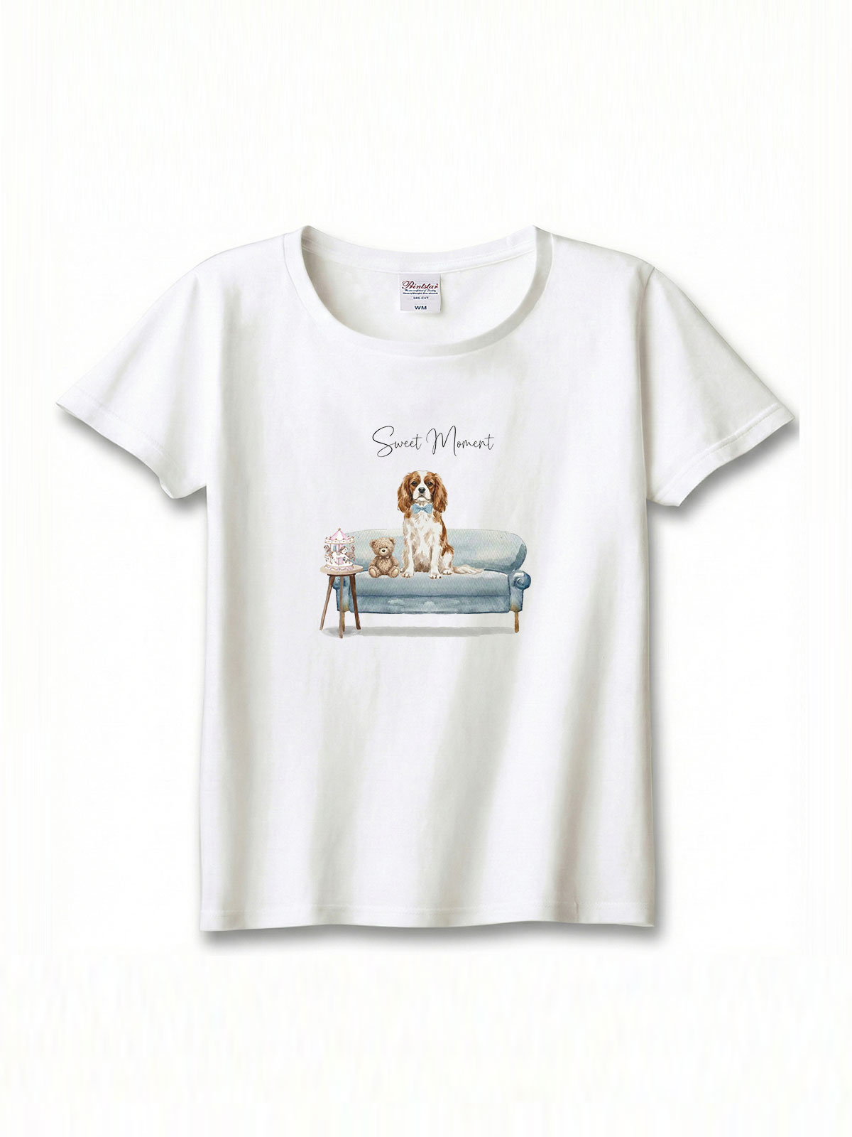 キャバリア（ブレンハイム）がプリントされた「ソファーで遊ぶ犬」Tシャツ