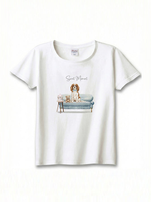 キャバリア（ブレンハイム）がプリントされた「ソファーで遊ぶ犬」Tシャツ