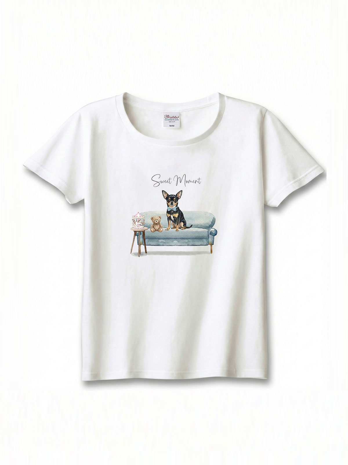 スムースコートチワワ（ブラックタン）がプリントされた「ソファーで遊ぶ犬」Tシャツ