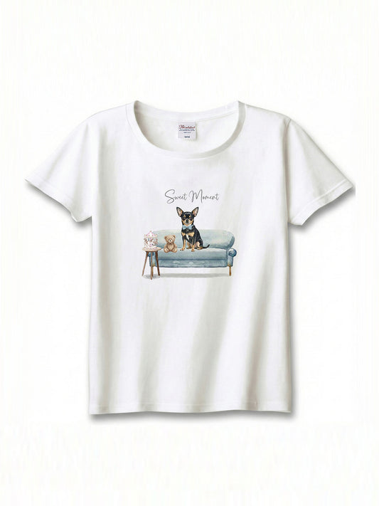 スムースコートチワワ（ブラックタン）がプリントされた「ソファーで遊ぶ犬」Tシャツ