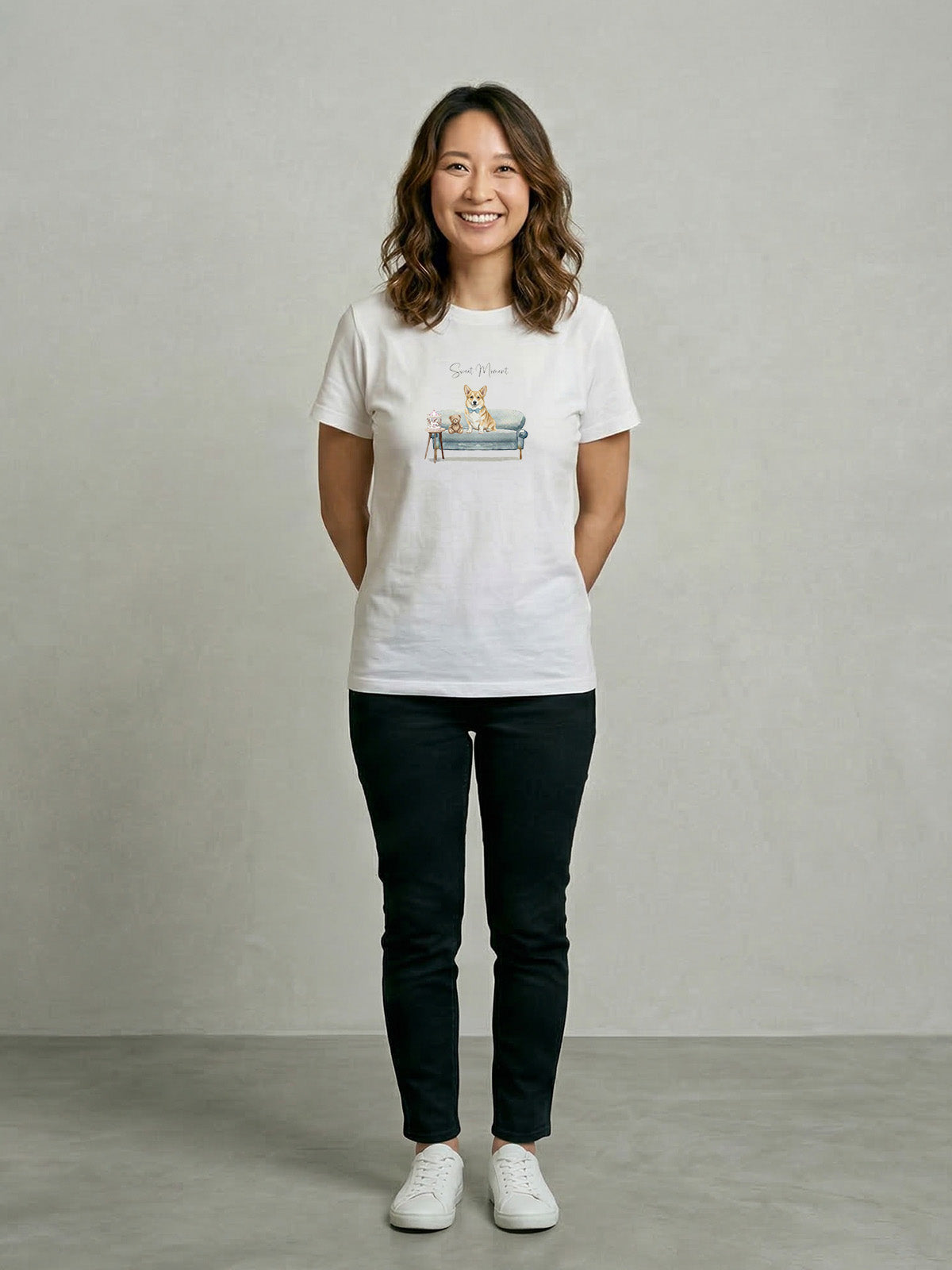 コーギー（フォーン）がプリントされた「ソファーで遊ぶ犬」Tシャツの着画