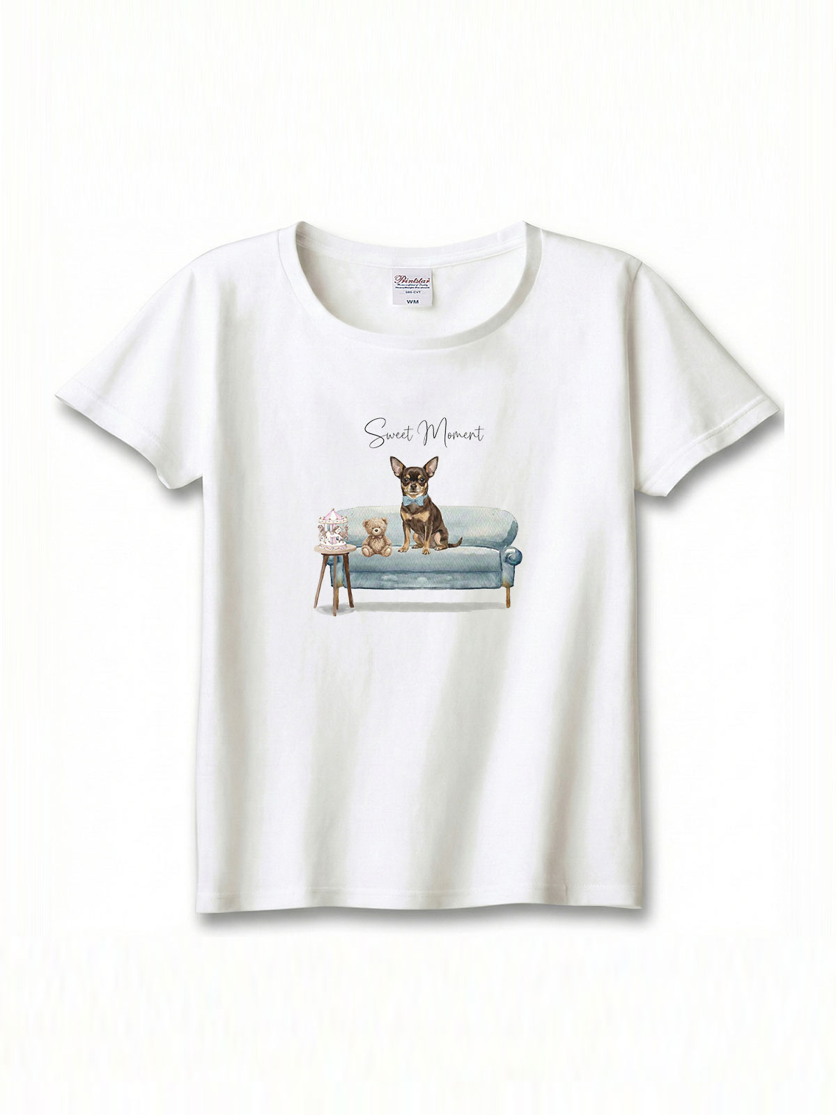 スムースコートチワワ（チョコタン）がプリントされた「ソファーで遊ぶ犬」Tシャツ