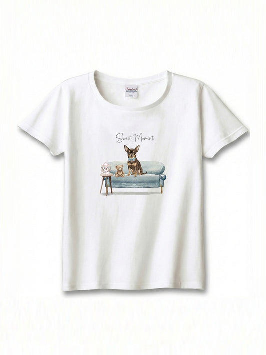 スムースコートチワワ（チョコタン）がプリントされた「ソファーで遊ぶ犬」Tシャツ