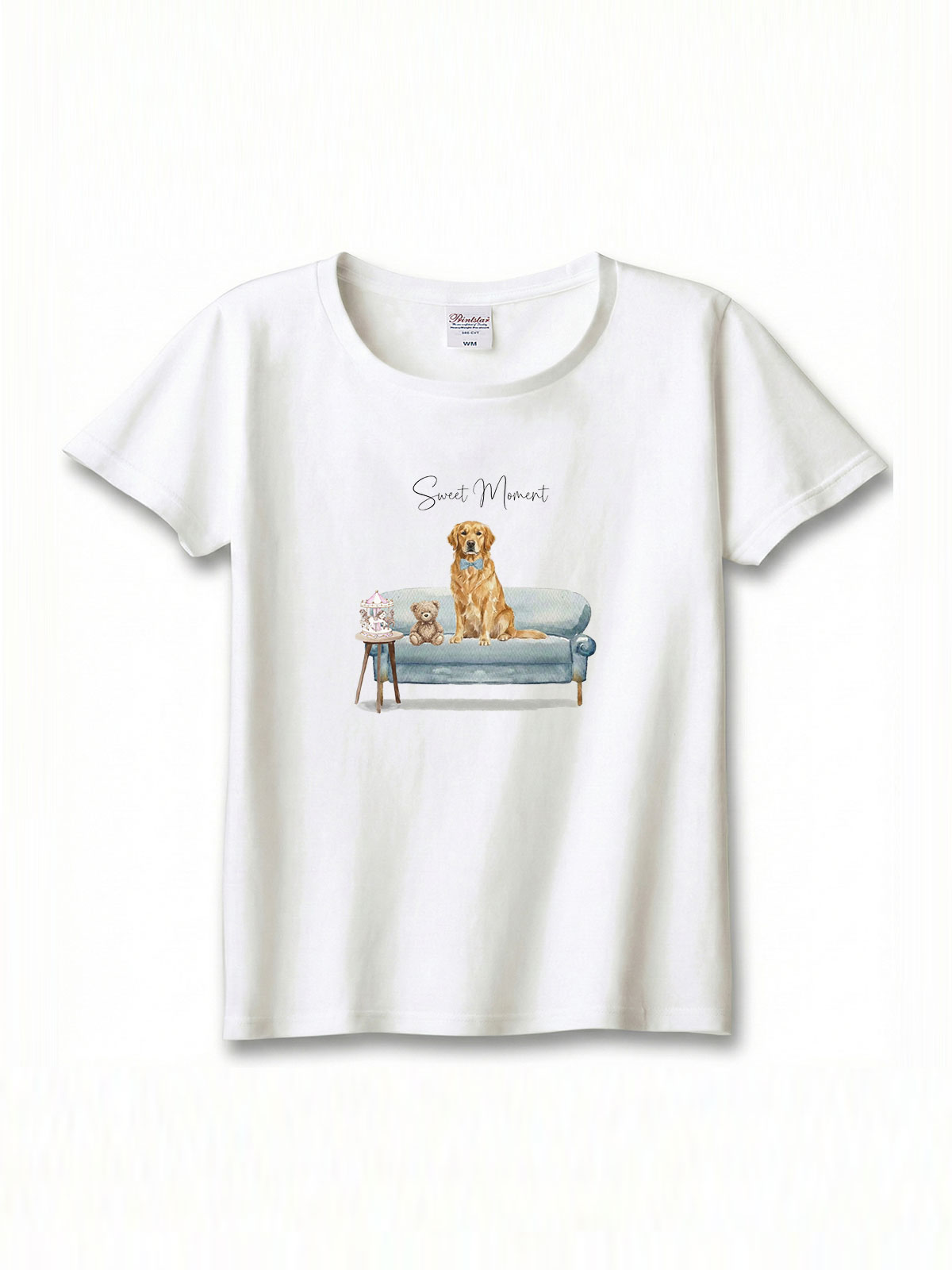 ゴールデンレトリバー（ゴールド）がプリントされた「ソファーで遊ぶ犬」Tシャツ