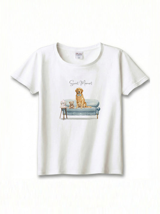 ゴールデンレトリバー（ゴールド）がプリントされた「ソファーで遊ぶ犬」Tシャツ