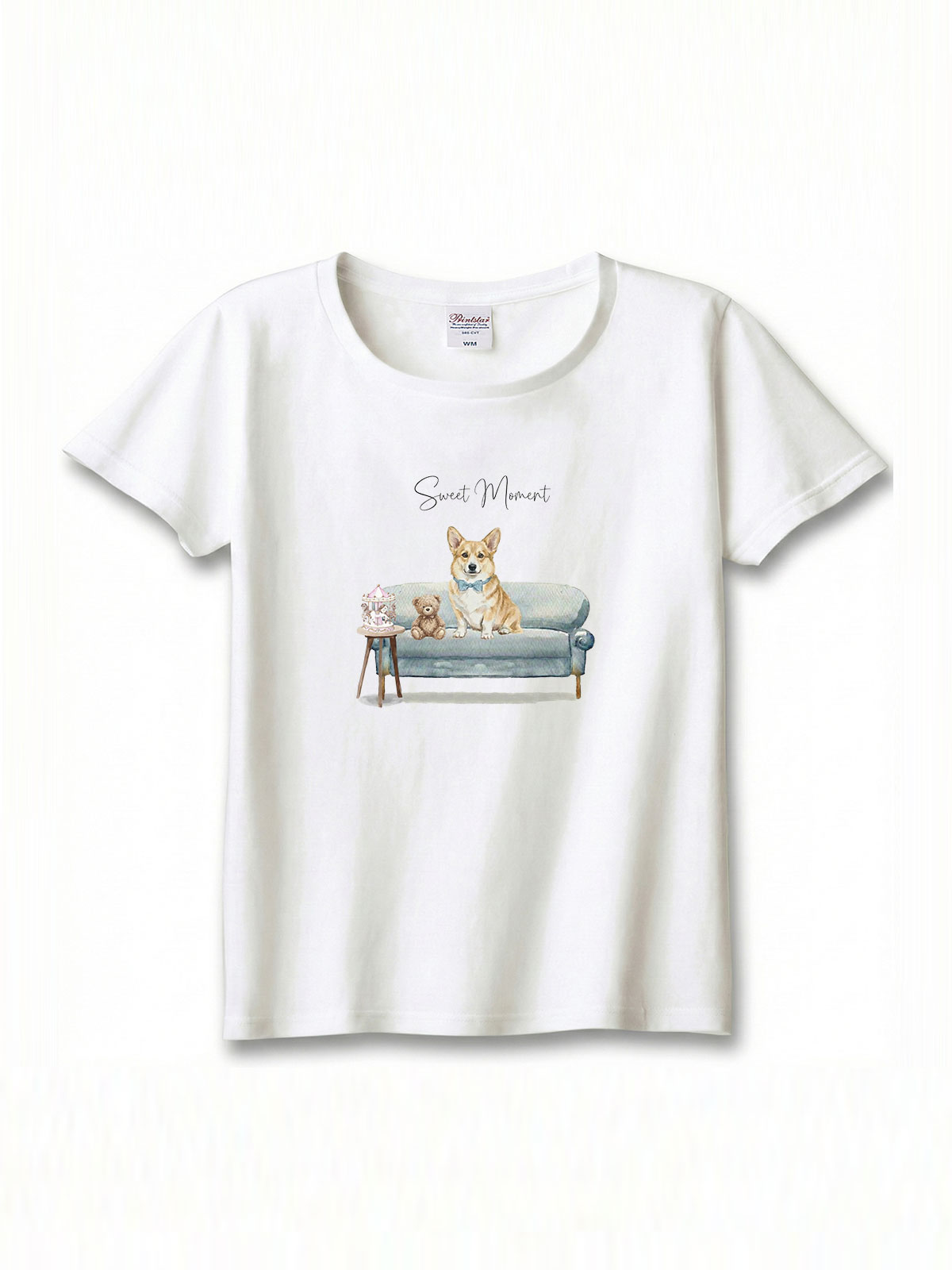 コーギー（フォーン）がプリントされた「ソファーで遊ぶ犬」Tシャツ