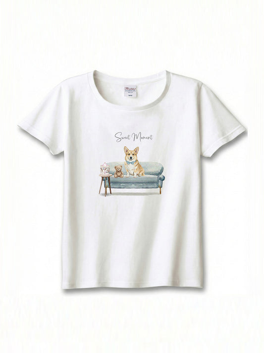 コーギー（フォーン）がプリントされた「ソファーで遊ぶ犬」Tシャツ