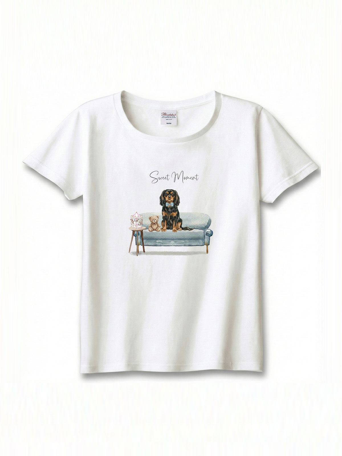 キャバリア（ブラックタン）がプリントされた「ソファーで遊ぶ犬」Tシャツ