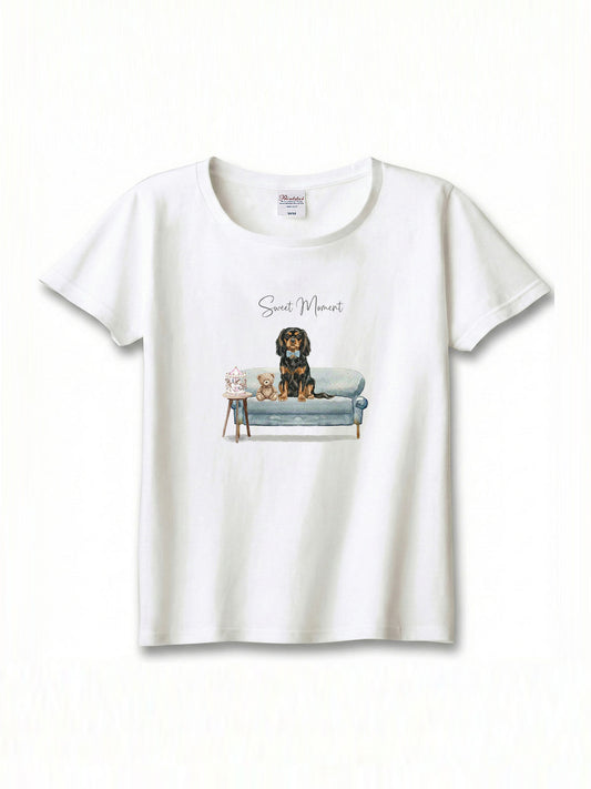 キャバリア（ブラックタン）がプリントされた「ソファーで遊ぶ犬」Tシャツ
