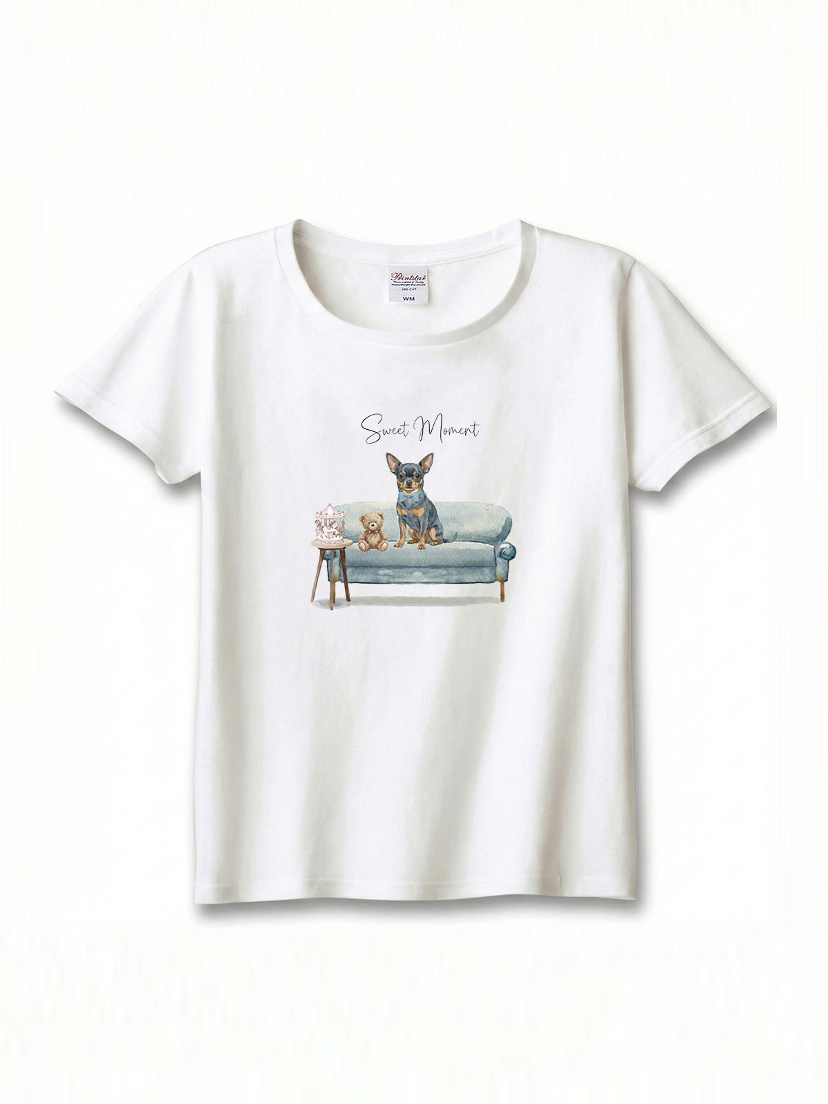 スムースコートチワワ（ブルータン）がプリントされた「ソファーで遊ぶ犬」Tシャツ