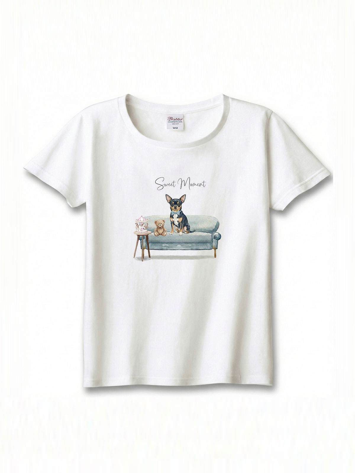 スムースコートチワワ（トライ）がプリントされた「ソファーで遊ぶ犬」Tシャツ