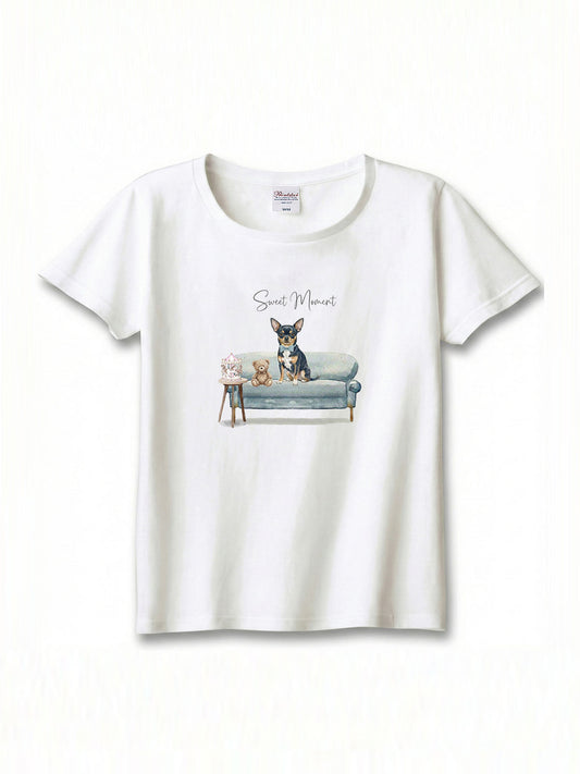 スムースコートチワワ（トライ）がプリントされた「ソファーで遊ぶ犬」Tシャツ