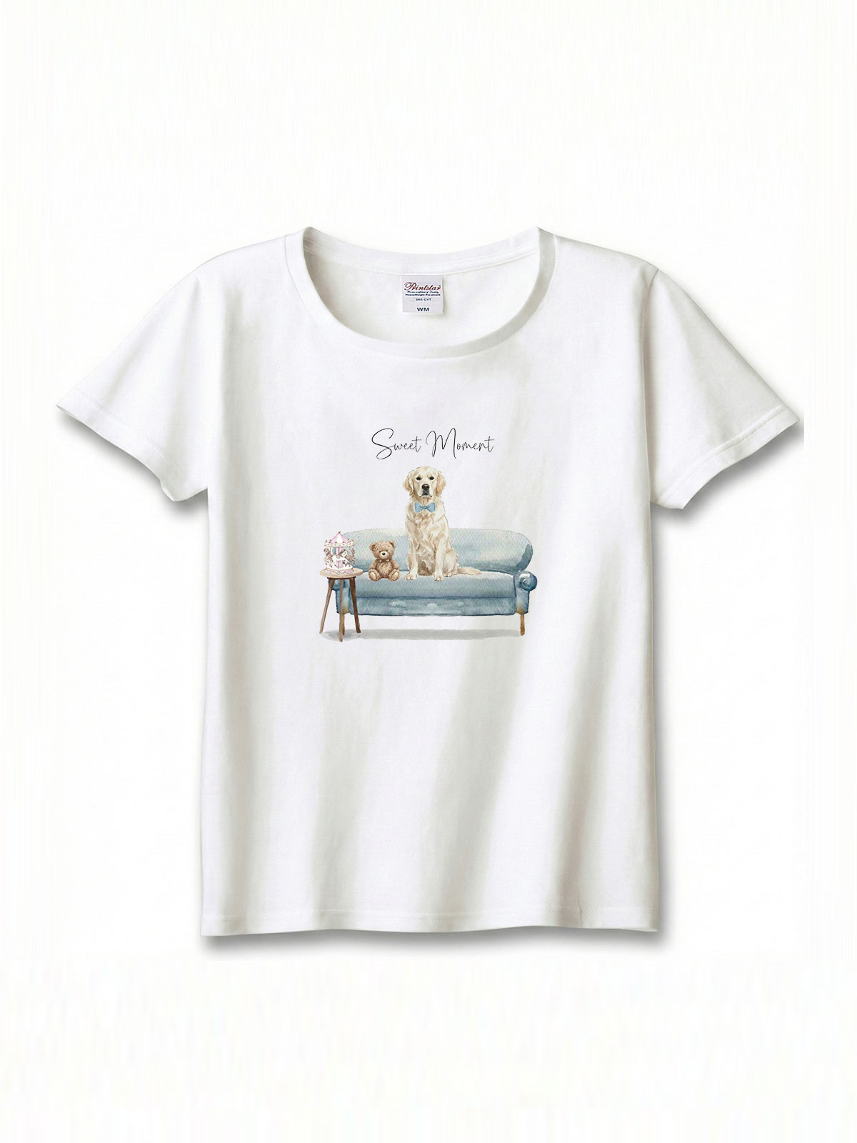 ゴールデンレトリバー（クリーム）がプリントされた「ソファーで遊ぶ犬」Tシャツ