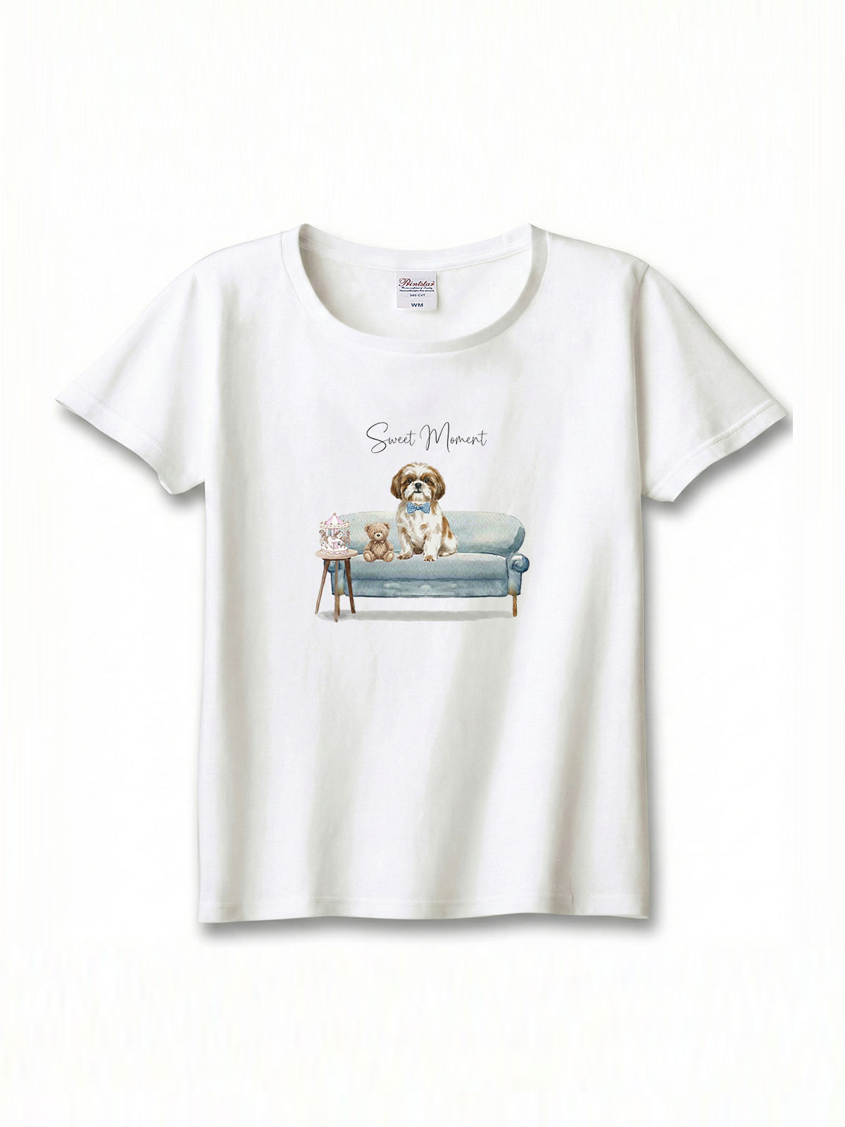 シーズー（ホワイト＆ゴールド）がプリントされた「ソファーで遊ぶ犬」Tシャツ