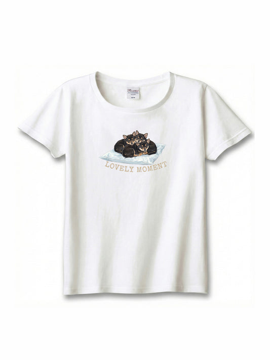 LOVELY MOMENT（子犬3匹）　豆柴（毛色：黒柴）｜ヘビーウェイトTシャツ